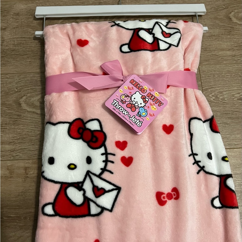 Hello kitty Valentine’s Day blanket - Picture 3 of 3